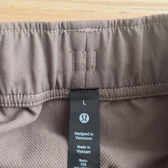 Lululemon VersaTwill Cargo Pocket Short Green Men's Size L Athleisure Athletic - Picture 4 of 8